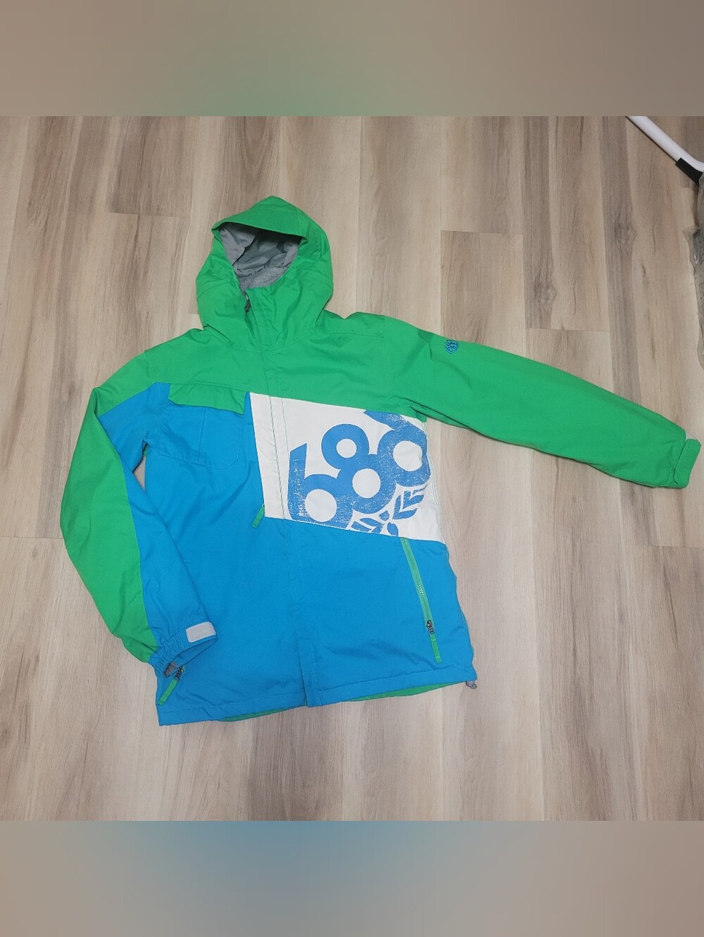 686 Waterproof Snowboarding Jacket - Picture 2 of 12